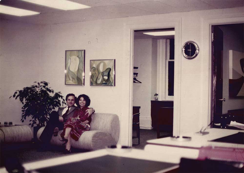 Parents sur un canapé de Paul Penzo dans les années 1970