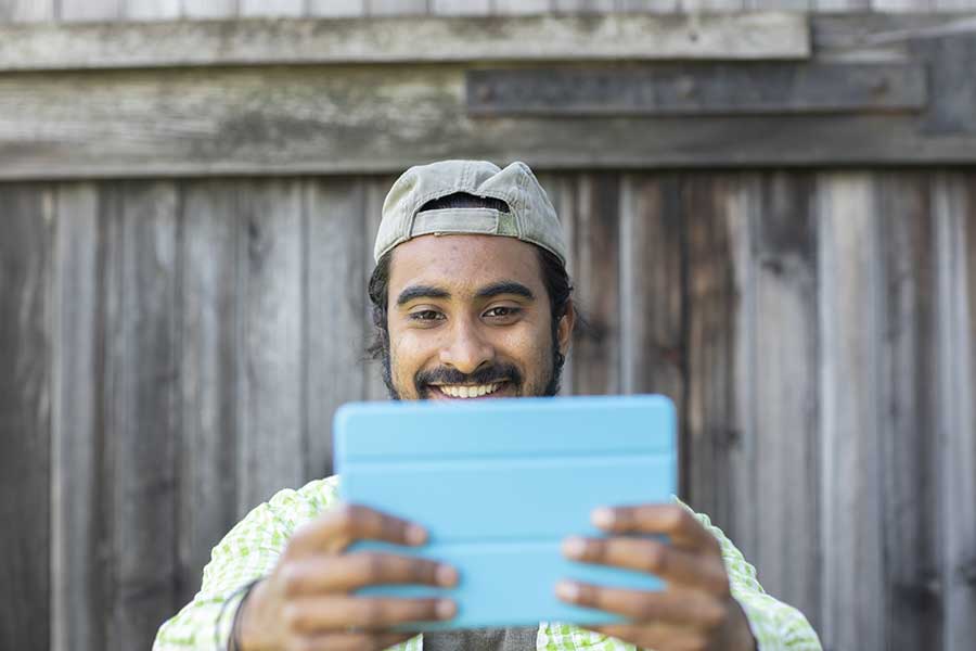 Homme indien sur un iPad souriant