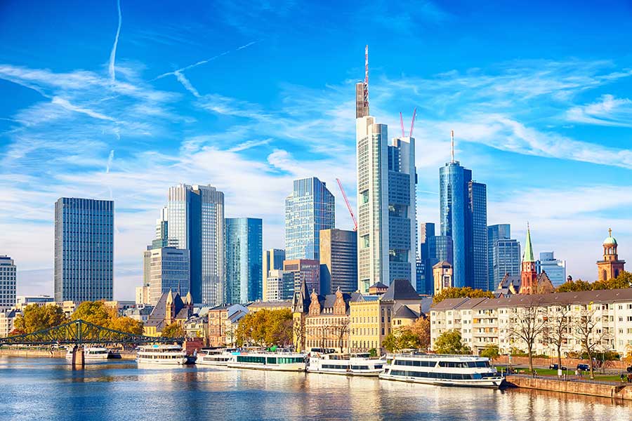 Frankfurt Skyline avec de nouveaux bâtiments modernes, un ciel bleu ensoleillé.